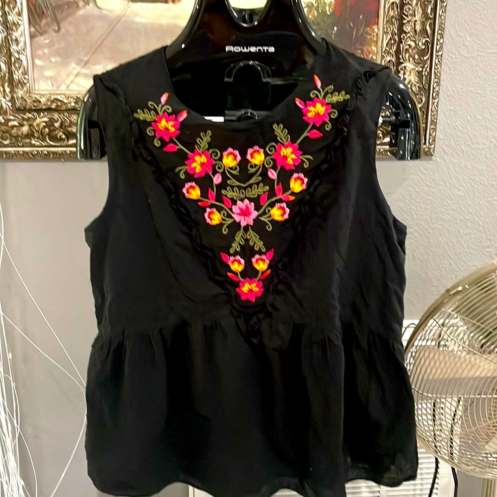 Super cute tank with bright embrodery